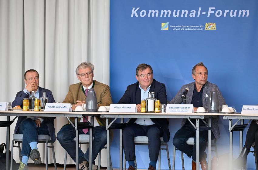 von links: Ulrich Ehinger (Bereichsleiter Reg. Oberbayern und Stv. des Regierungspräsidenten Schober), Stv. Bezirkstagspräsident Rainer Schneider, Landrat von Pfaffenhofen Albert Gürtner,  und Umweltminister Thorsten Glauber