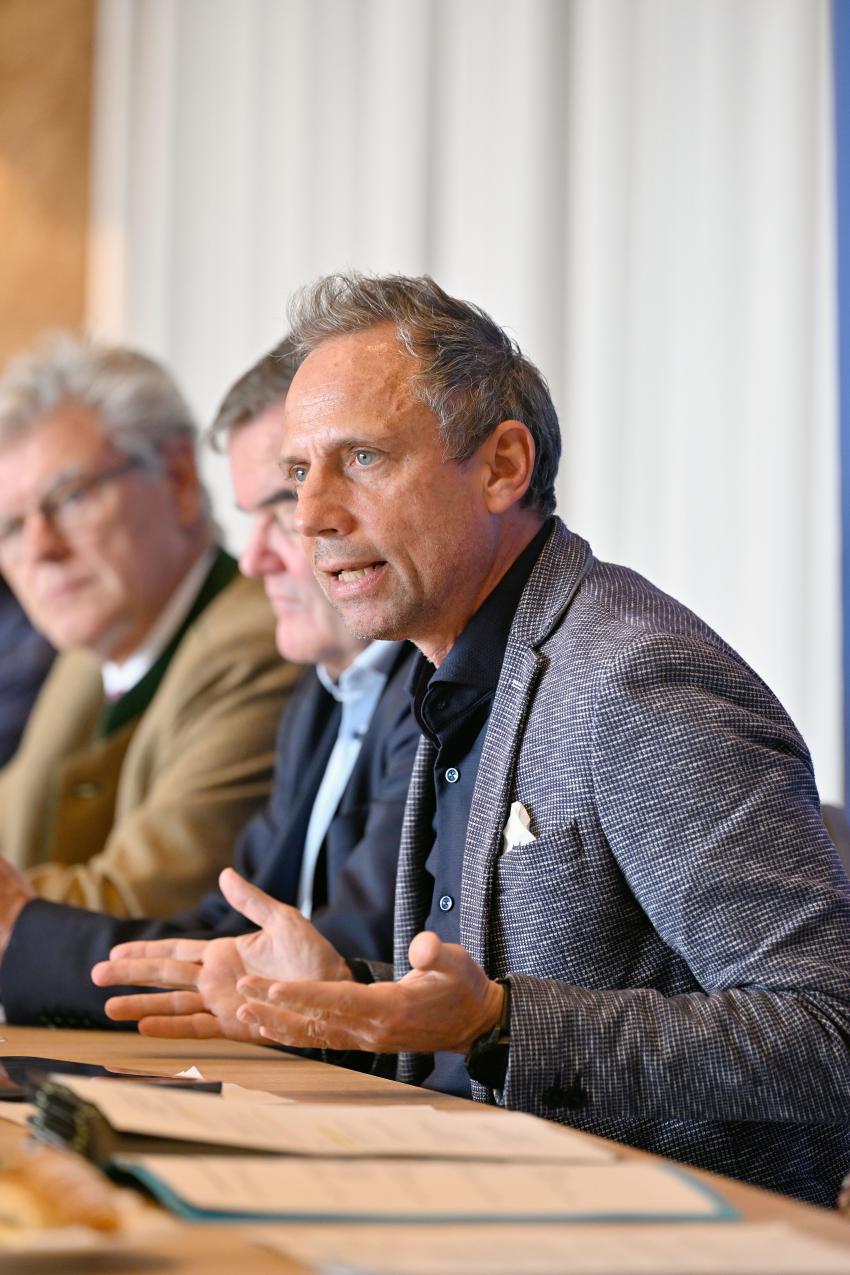 Umweltminister Thorsten Glauber spricht auf dem 2. Kommunal-Forum Oberbayern in Pfaffenhofen.