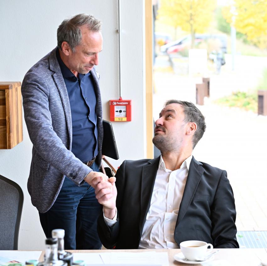 Umweltminister Thorsten Glauber begrüßt Stefan Kammergruber, Erster Bürgermeister Gemeinde Emmerting.