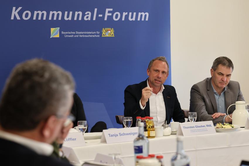 Umweltminister Thorsten Glauber und Josef Schindler, Erster Bürgermeister des Marktes Regenstauf
