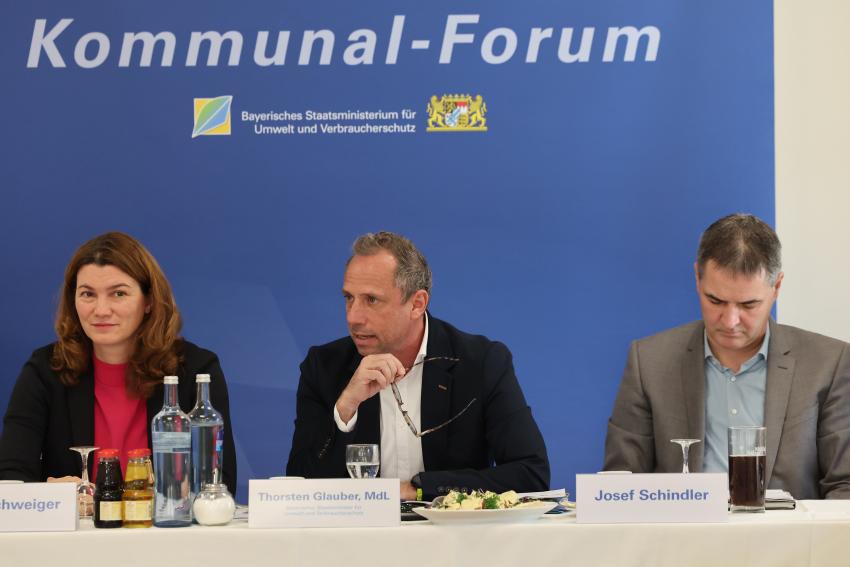 von links: Tanja Schweiger, Landrätin des Landkreises Regensburg, Umweltminister Thorsten Glauber und Josef Schindler, Erster Bürgermeister des Marktes Regenstauf