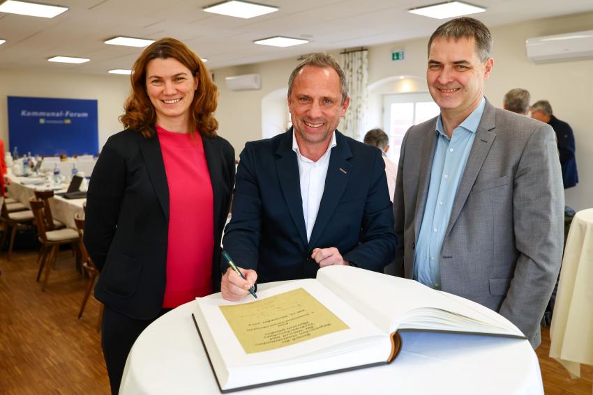 Am Stehtisch stehen: Tanja Schweiger (links), Umweltminister Thorsten Glauber und Josef Schindler (rechts)