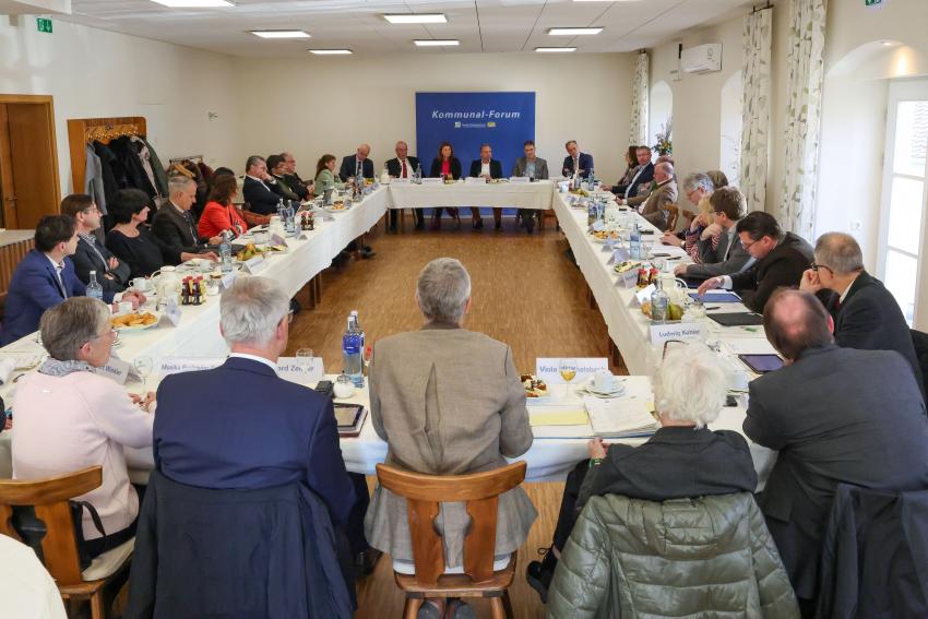 Das Gruppenfoto zeigt die Teilnehmenden am Konferenztisch sitzen.