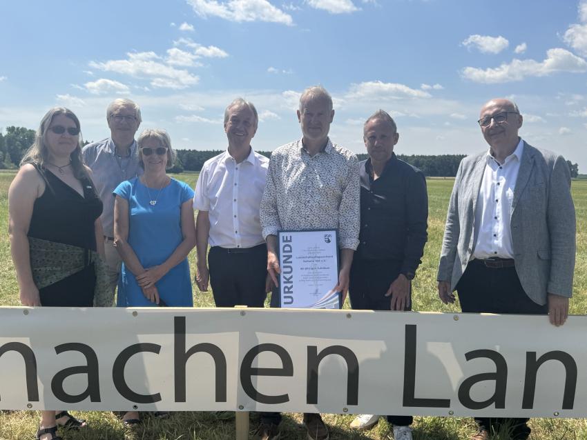 Gruppenfoto mit Umweltminister Thorsten Glauber.