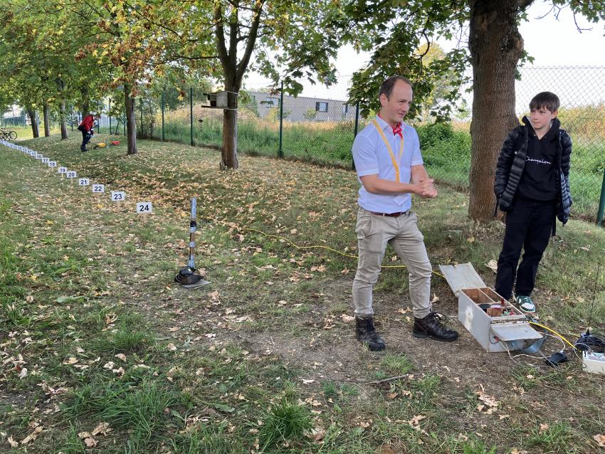 Bodenbohren: An der Mitmachstation werden durch Bodenkundler mit einem Bohrstock und einem Kleinbohrverfahren (Rammkernsondierung) 1 Meter lange Bodenproben aus dem Untergrund entnommen.