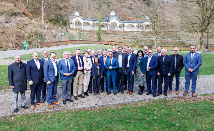 Das Gruppenfoto zeigt Bayerns Umweltminister Thorsten Glauber und weitere Teilnehmer des 2. Kommunalforums. 