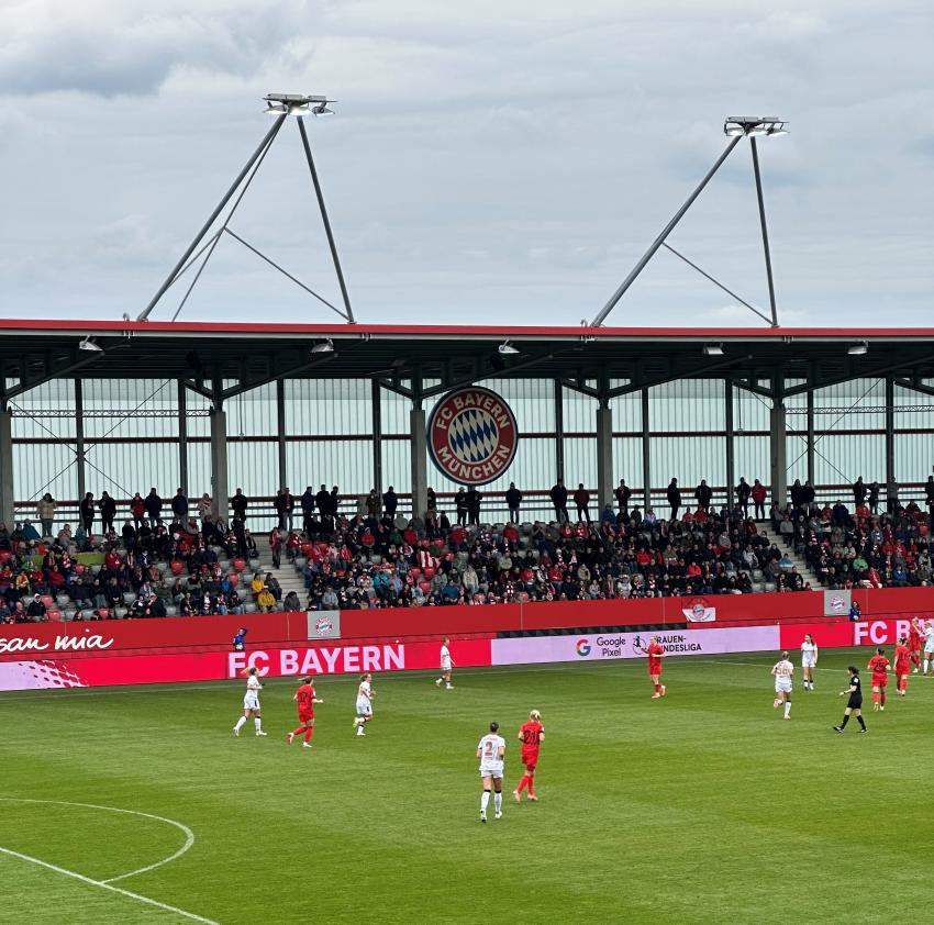 Blick aufs Spielfeld des FC Bayern Campus.
