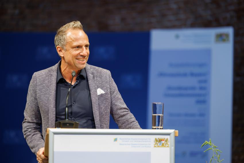 Minister Glauber hält eine Rede