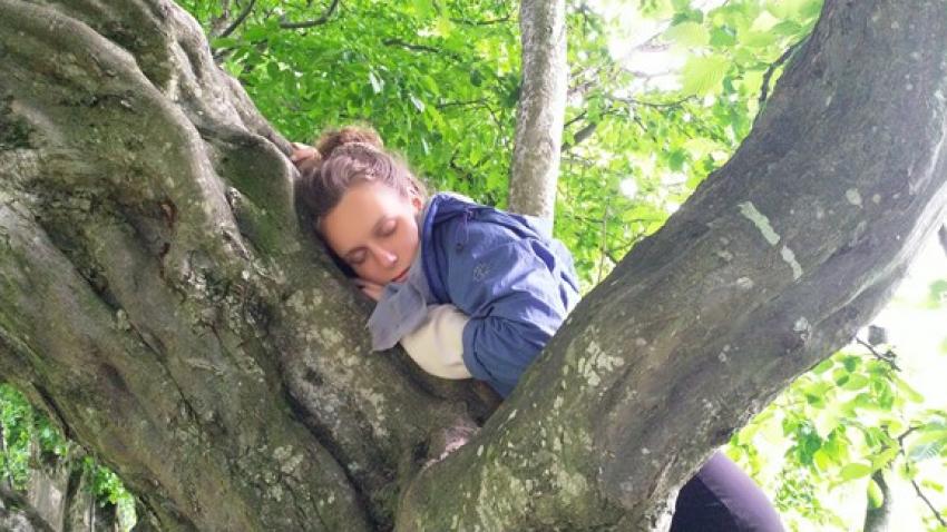 Abenteuer Natur - Frau am Baum (Urheberin: Doris Nebel)