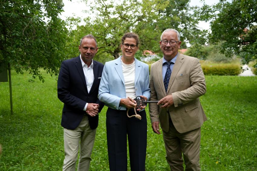 von links: Umweltminister Thorsten Glauber, neue ANL Direktorin Dr. Barbara Stammel und der ehemalige ANL Direktor Dieter Pasch