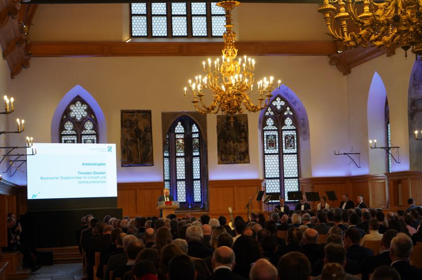 Umweltminister Thorsten Glauber steht am Rednerpult im historischen Rathaussaal der Stadt Nürnberg.