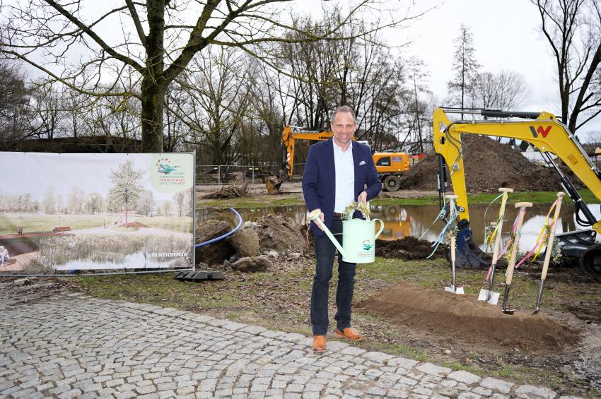 Umweltminister Thorsten Glauber auf der Baustelle des künftigen Gartenschaugeländes