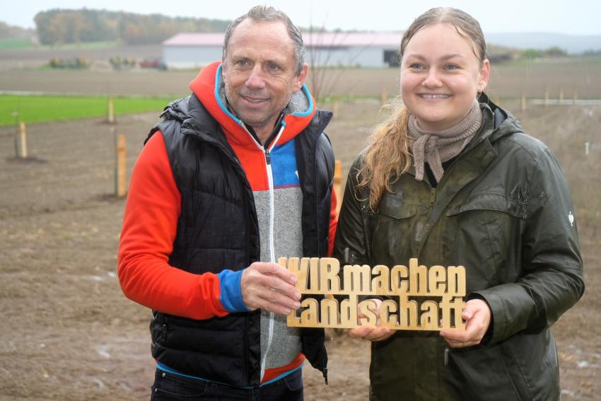 Mit der Pflanzung eines Streuobstbaumes beginnt  das neue Projekt 