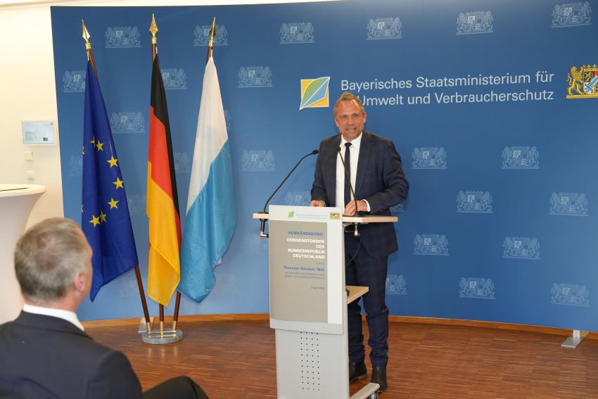 Umweltminister Thorsten Glauber betonte bei der Aushändigung der Auszeichnung heute in München: 