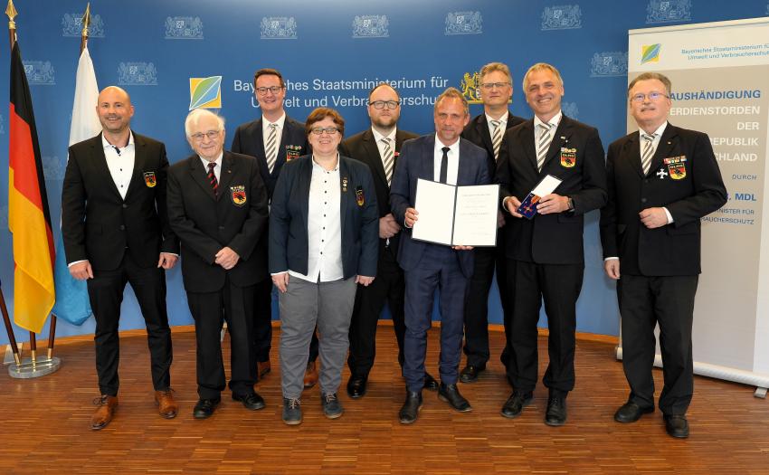 Gruppenfoto der Aushändigung des Bundesverdienstkreuzes an Dr. Manuel Friedrich