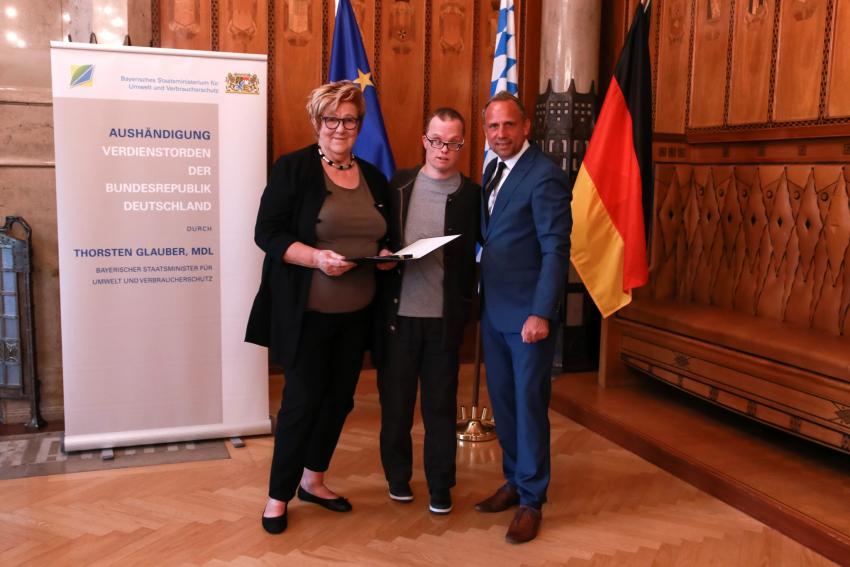 Bild vergrössert sich per Mausklick - >Termin - Aushändigung Bundesverdienstorden in Bayreuth