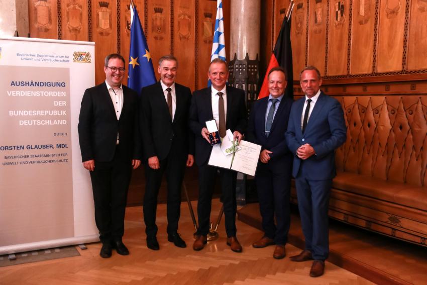 Gruppenfoto zeigt Umweltminister Thorsten Glauber (re) zusammen mit dem neuen Ordensträger Wolfgang Heß und weiteren geladenen Gästen. ©Foto Benjamin Böhm