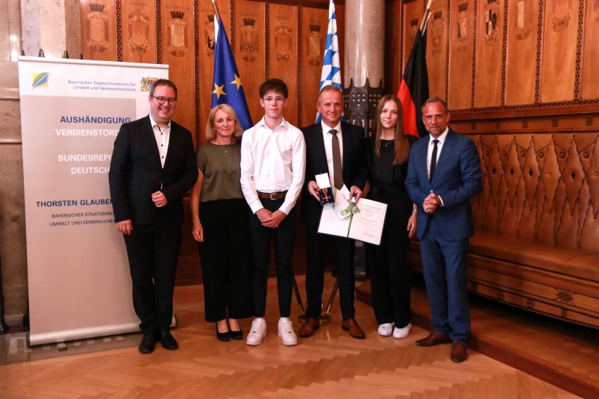 Gruppenfoto zeigt Umweltminister Thorsten Glauber (re) zusammen mit dem neuen Ordensträger Wolfgang Heß und weiteren geladenen Gästen. ©Foto Benjamin Böhm