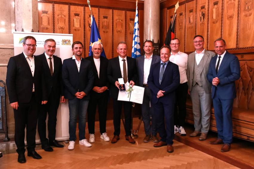Gruppenfoto zeigt Umweltminister Thorsten Glauber (re) zusammen mit dem neuen Ordensträger Wolfgang Heß und weiteren geladenen Gästen. ©Foto Benjamin Böhm
