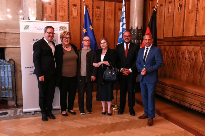 Gruppenfoto zeigt Umweltminister Thorsten Glauber (re) zusammen mit der Ordensträgerin Gerlinde Deutsch (2. v. li) und weiteren geladenen Gästen. ©Foto Benjamin Böhm