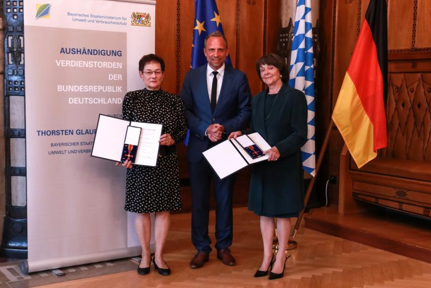 Das Foto zeigt den Umweltminister Thorsten Glauber und die Ordensträgerinnen Rosa Hentschel und Margareta Spranger (re) mit den Verleihungsurkunden und Bundesverdienstkreuz. ©Foto Benjamin Böhm