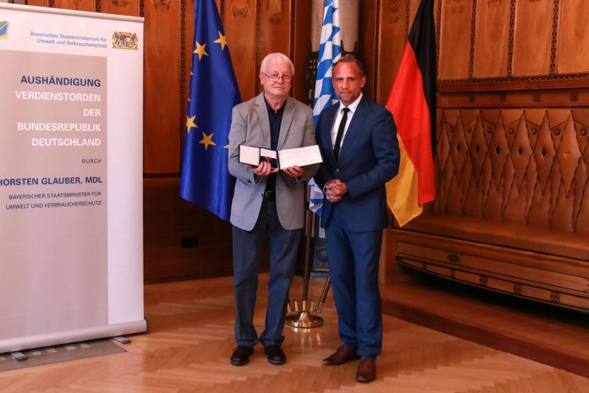 Das Foto zeigt Umweltminister Thorsten Glauber (re) zusammen mit dem neuen Ordensträger Günther Hinterobermeier. ©Foto Benjamin Böhm