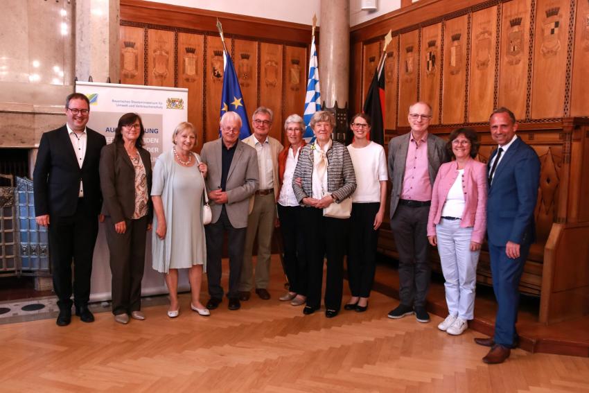 Gruppenfoto zeigt Umweltminister Thorsten Glauber (re) zusammen mit dem neuen Ordensträger Günther Hinterobermeier und weiteren geladenen Gästen. ©Foto Benjamin Böhm