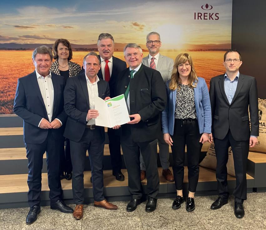Bayerns Umweltminister Thorsten Glauber übergibt die Teilnahmeurkunde für den Umwelt- und Klimapakt Bayern an Stefan Soiné, Geschäftsführer der IREKS GmbH.