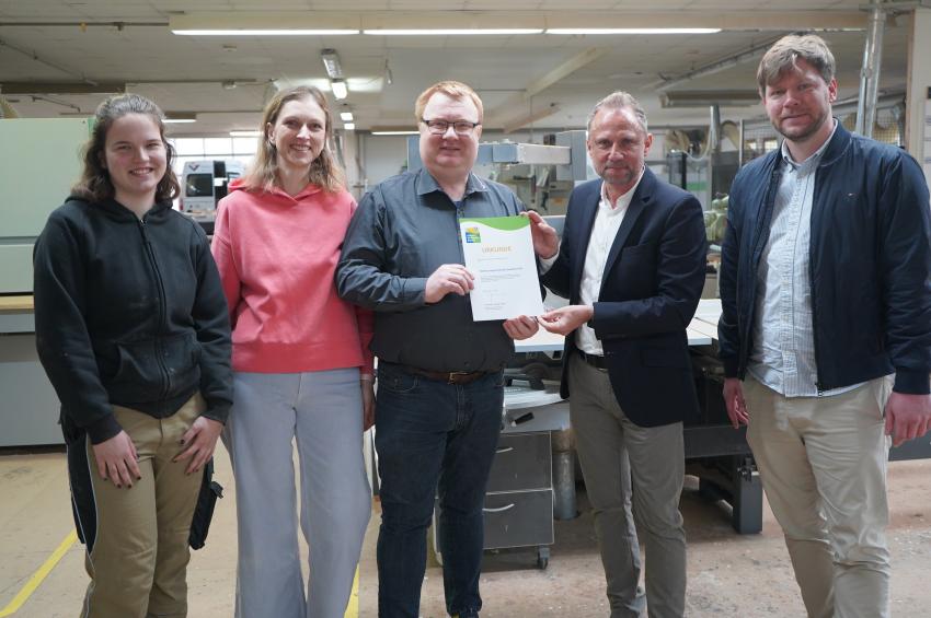 Aushändigung Umwelt- und Klimapakturkunde von Minister Glauber an Hannes Lange Schreinerei GmbH & Co. KG