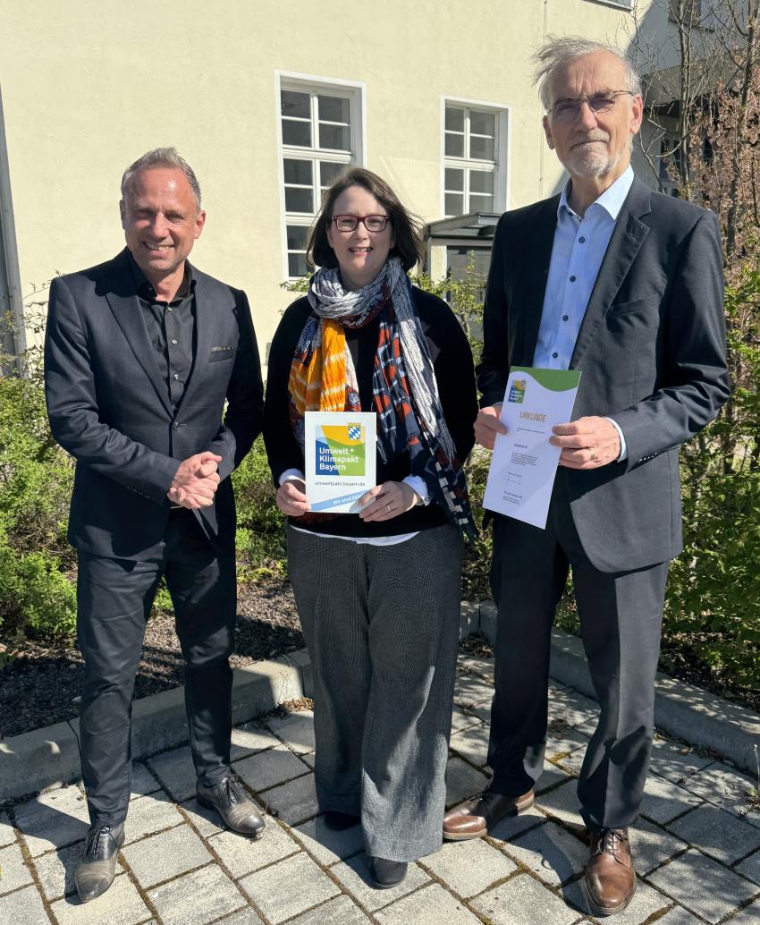 Umweltminister Thorsten Glauber überreicht die Teilnahmeurkunde am Umwelt- und Klimapakt Bayern an die Naturstrom AG. Die Teilnahme gilt für 3 Jahre und kann verlängert werden.