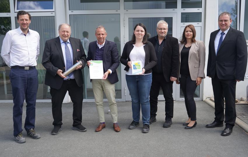 Bayerns Umweltminister Thorsten Glauber überreicht der Alumina Systems GmbH die Urkunde für die Teilnahme am Umwelt- und Klimapakt Bayern. v. l. n. r.: Dr.-Ing. Kai Sauerzapfe (Produkt- und Prozessentwicklung), Dr.-Ing. Holger Wampers (Geschäftsführender Gesellschafter), Bayerns Umweltminister Thorsten Glauber, Sylvia Schorn (Fachkraft für Arbeitssicherheit), Wolfgang Jansen (Betriebsleitung/Personal), Melanie Konradi (Controlling/Personal), Dipl.-Ing. Norbert Müller (Leiter Marketing)