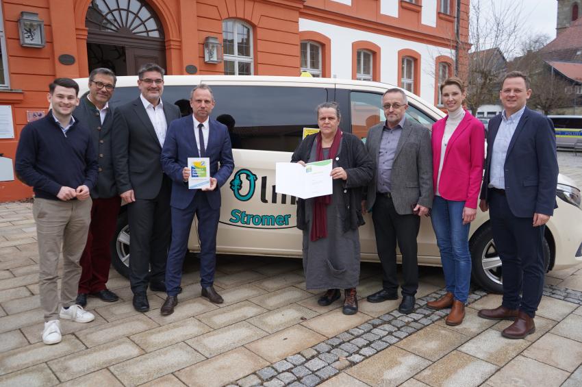 Bild vergrössert sich per Mausklick - >Termin - Aushändigung Urkunde Umwelt- und Klimapakt an Taxi Olm