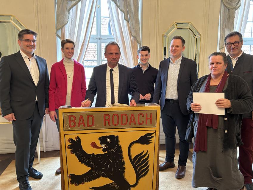 Minister Glauber auf einem Gruppenbild bei der Aushändigung Urkunde Umwelt- und Klimapakt an Taxi Olm