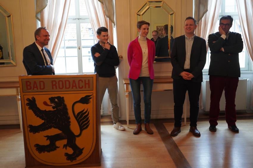 Minister Glauber auf einem Gruppenfoto