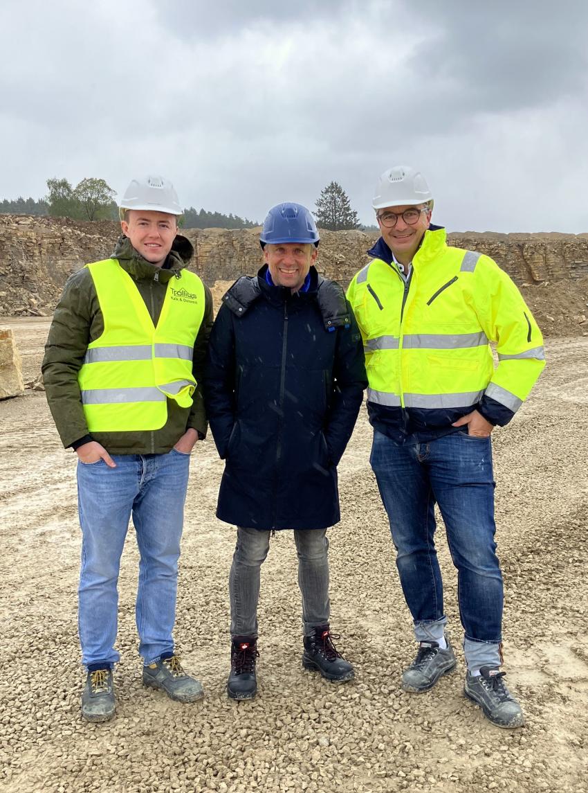 Umweltminister Thorsten Glauber besichtigt zusammen mit einem Vertreter der Bayerischen Gewerbeaufsicht (l.) und einem Vertreter der Firma Trollius (r.) das Abbaugebiet für Kalk und Dolomit.