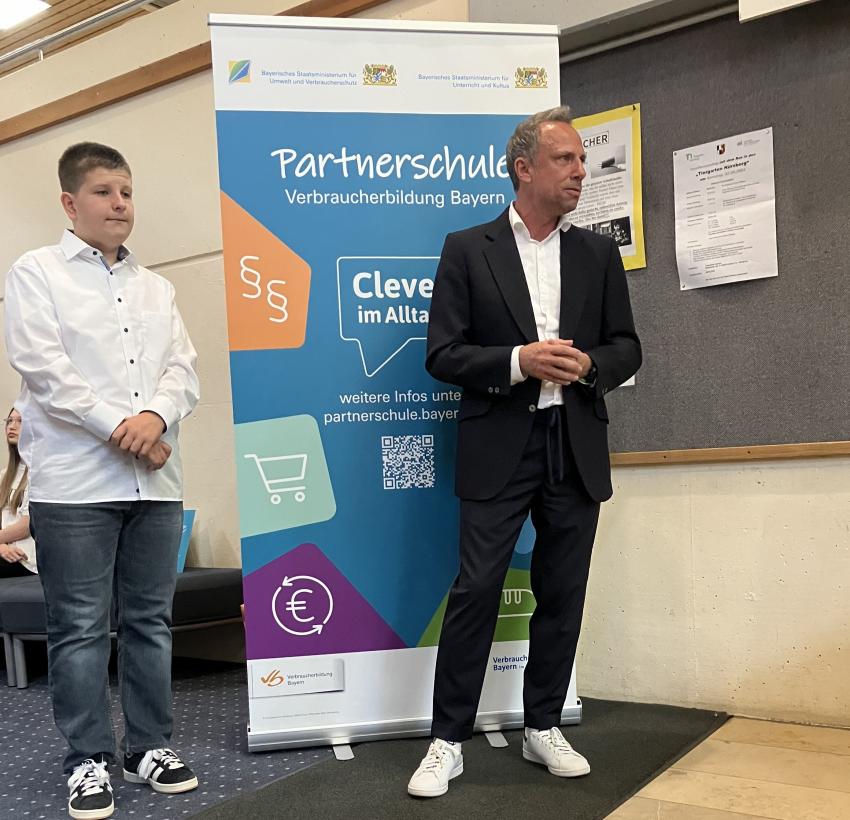 Verbraucherschutzminister Thorsten Glauber zeichnet die Jacob-Ellrod-Realschule in Gefrees als Partnerschule Verbraucherbildung Bayern aus