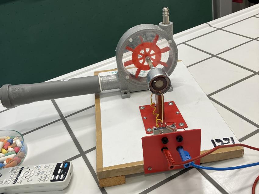 Bild zeigt ein Generator, der von einem Windrad angetrieben wird