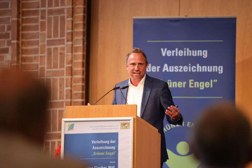 Umweltminister Thorsten Glauber hält Rede