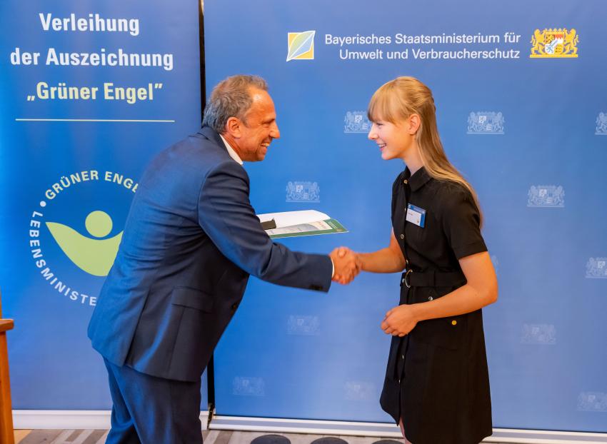 Umweltminister Thorsten Glauber gratuliert Jana Hager zur Auszeichnung 