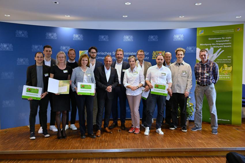 Umweltminister Thorsten Glauber mit den Vertretern der Betriebe, die die Auszeichnung 