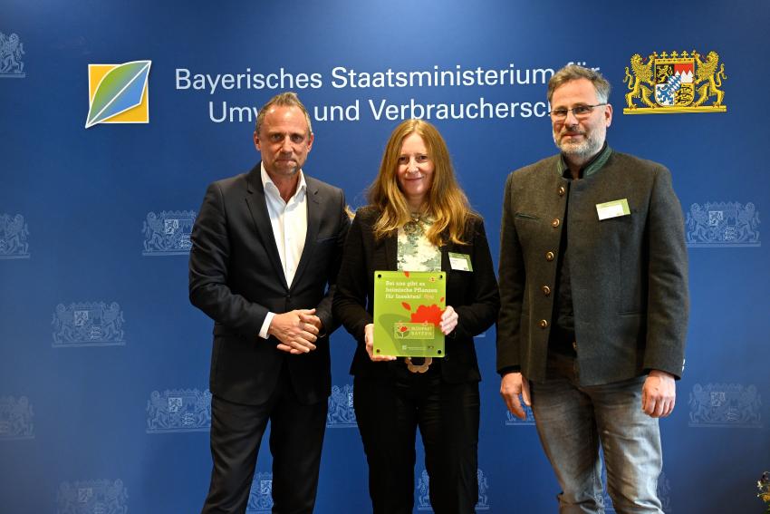 Umweltminister Thorsten Glauber hat die Blühpakt-Plakette 