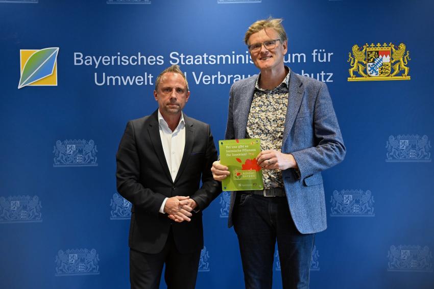 Umweltminister Thorsten Glauber hat die Blühpakt-Plakette 