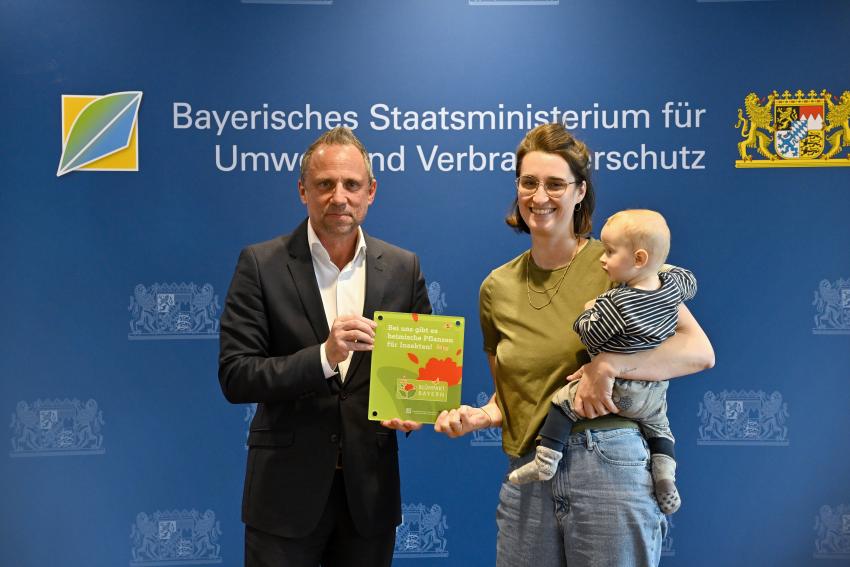 Umweltminister Thorsten Glauber hat die Blühpakt-Plakette 