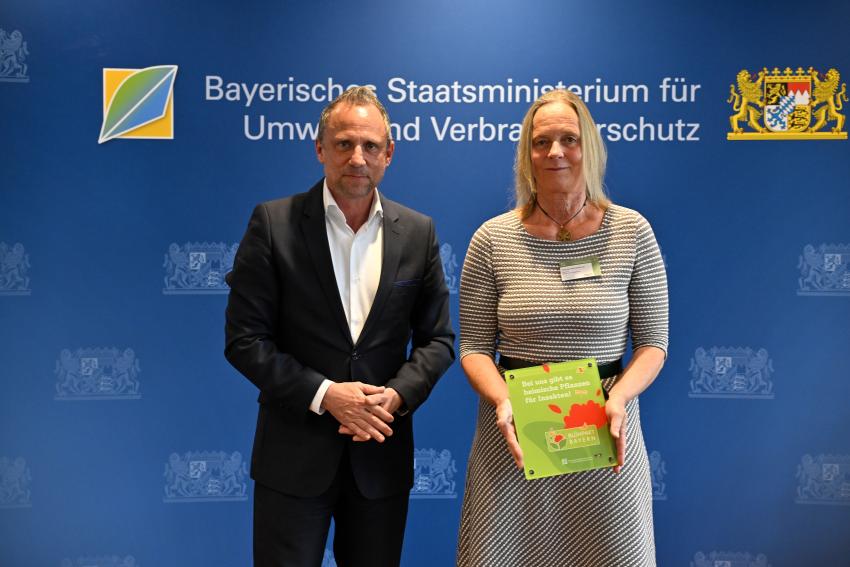 Umweltminister Thorsten Glauber hat die Blühpakt-Plakette 