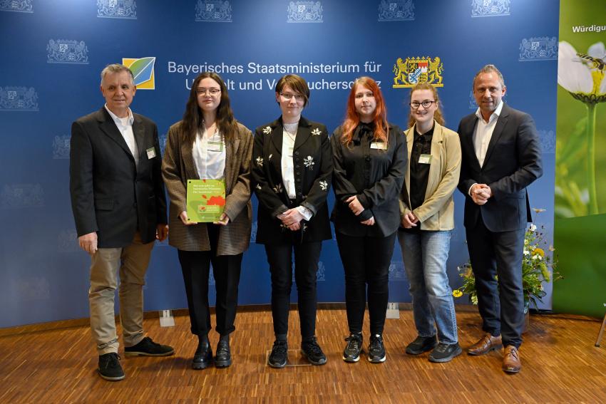 Umweltminister Thorsten Glauber hat die Blühpakt-Plakette 