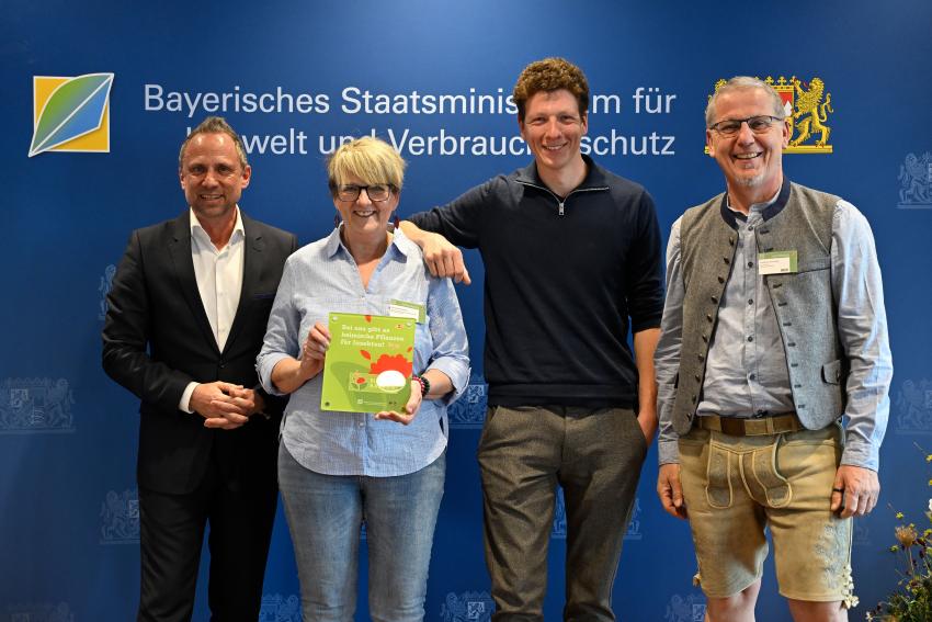 Umweltminister Thorsten Glauber hat die Blühpakt-Plakette 