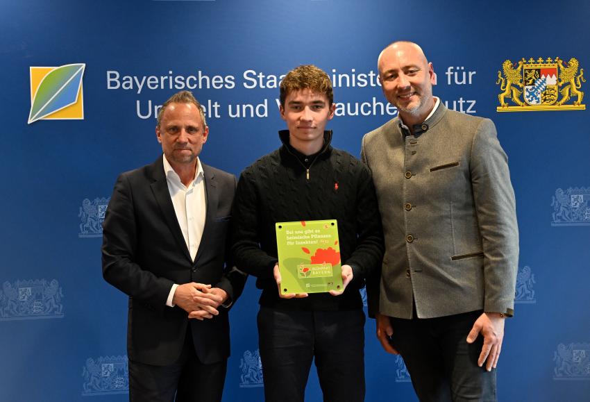 Umweltminister Thorsten Glauber hat die Blühpakt-Plakette 