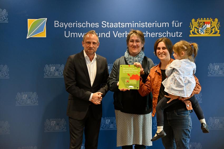 Umweltminister Thorsten Glauber hat die Blühpakt-Plakette 