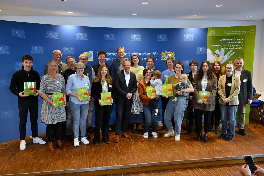 Umweltminister Thorsten Glauber mit den Vertreterinnen und Vertretern der Gärtnereien,  die die Blühpakt-Plakette 