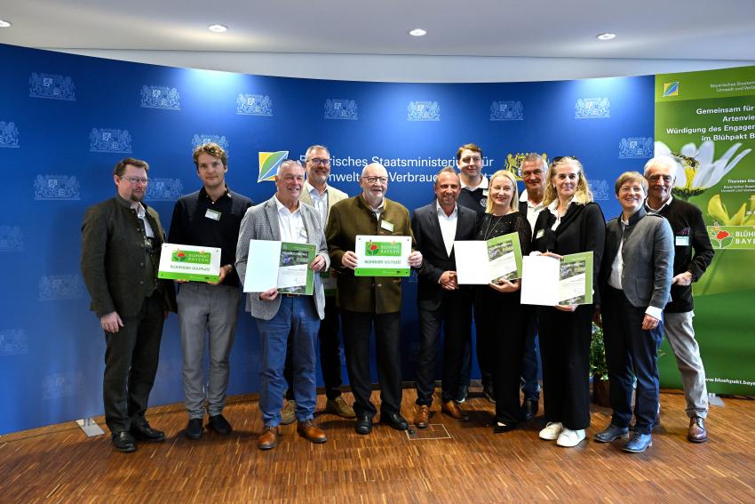 Umweltminister Thorsten Glauber mit den Vertreterinnen und Vertretern, die die Auszeichnung 